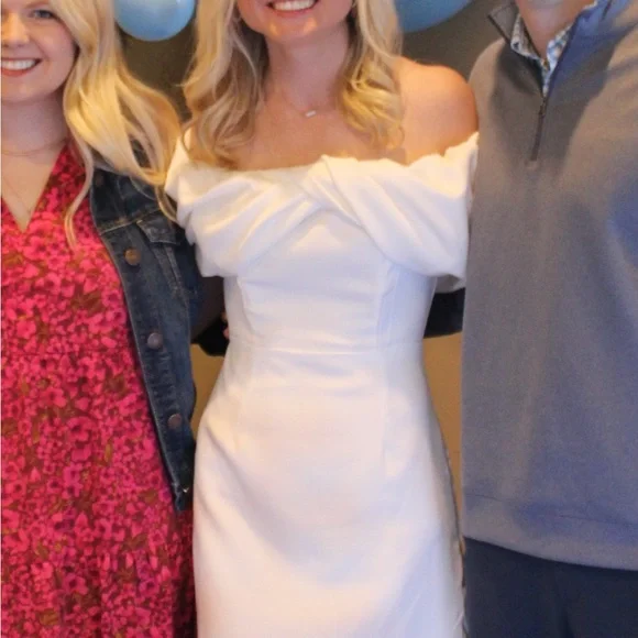 Elegant White Off-Shoulder Dress - Picture 4 of 4